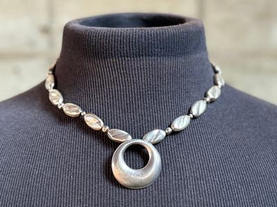 AVI SOFFER, STERLING NECKLACE & PENDANT. This lot features a beautiful sterling silver necklace 