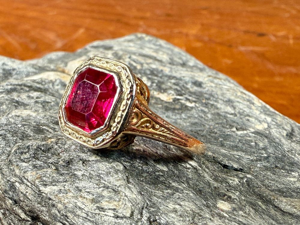 10K GOLD RING. This lot features an antique 10k gold ring with what appears to be a large Ruby 