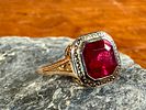 10K GOLD RING. This lot features an antique 10k gold ring with what appears to be a large Ruby Image - 2