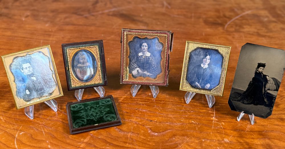 DAGUERREOTYPE & TINTYPE PHOTOS. This lot features a collection of antique daguerreotypes and 