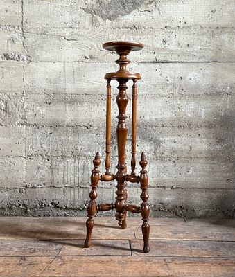 VICTORIAN CARVED MAHOGANY TORCHERE. This lot features a Victorian carved mahogany torchere in 