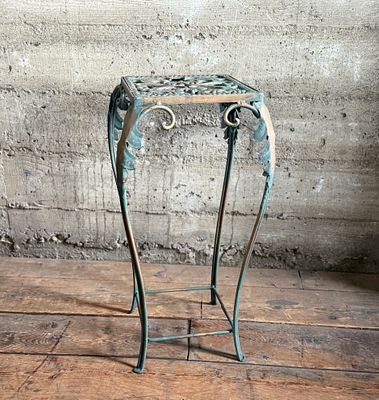 VERDIGRIS METAL PLANT STAND. This lot features a vintage verdigris metal plant stand in good 