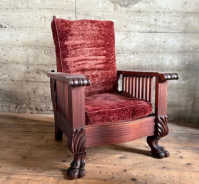 ANTIQUE MORRIS CHAIR. This lot features a stunning antique Morris chair with an adjustable back 