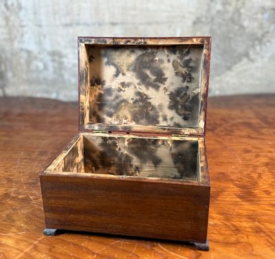 ANTIQUE WOODEN BOX. This lot features a stunning antique wooden box in good overall condition 