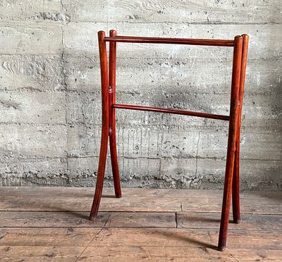 VICTORIAN BENT WOOD TOWEL RAIL. This lot features a Victorian bent wood towel rail that measures 