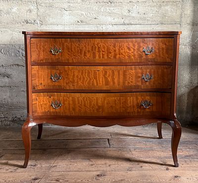 GEORGE III STYLE BURR WALNUT CHEST OF DRAWERS. This lot features an antique George III style 