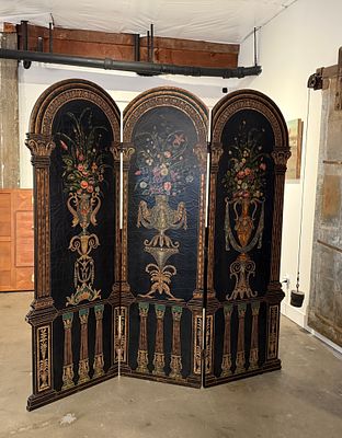 THREE-PANEL FOLDING SCREEN WITH BLACK LACQUERED FINISH. This lot features a vintage three-panel 