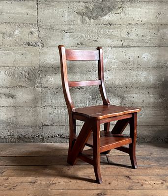 METAMORPHIC MAHOGANY LIBRARY CHAIR/STEP LADDER. This lot features a metamorphic mahogany library 