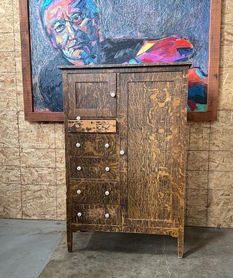 ANTIQUE OAK CHIFFEROBE. This lot features an antique oak chifferobe, a piece of furniture 