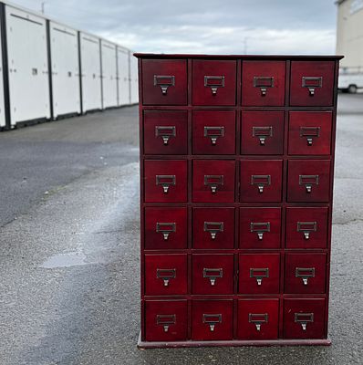 24-CUBBY STORAGE CABINET. This lot features a modern 24-cubby storage cabinet that measures 
