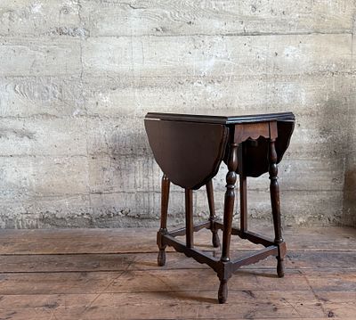 COLONIAL DROP LEAF END TABLE. This lot features a colonial drop leaf end table, believed to be 