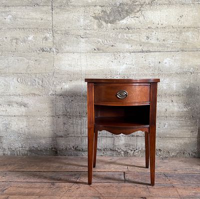 WHITE FURNITURE CO., FEDERAL-STYLE MAHOGANY NIGHTSTAND. This lot features a Federal-style 