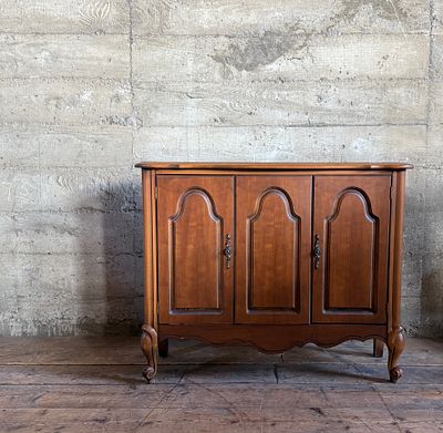 BROYHILL FRENCH PROVINCIAL STYLE SIDEBOARD. This lot features a vintage Broyhill French 