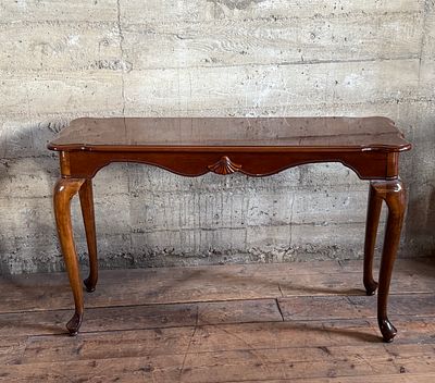 QUEEN ANNE STYLE CONSOLE TABLE. This lot features a Queen Anne style console table with a cherry 