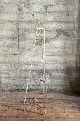 METAL FLOOR EASEL. This lot features a vintage metal floor easel that measures (extended) 