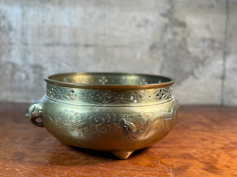 LARGE MOTTAHEDEH BRASS PLANTER . This lot features a large Mottahedeh brass bowl/planter with 