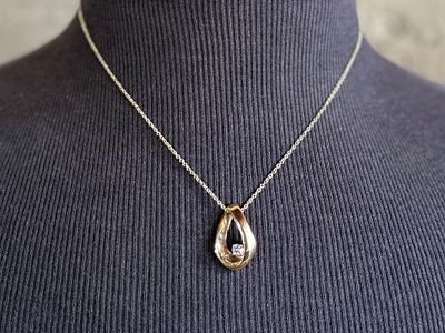 14K GOLD DIAMOND PENDANT. This lot features a stunning 14k gold diamond pendant with a total 