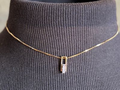 18K GOLD & DIAMOND PENDANT. This lot features a stunning 18k gold pendant with genuine diamonds 