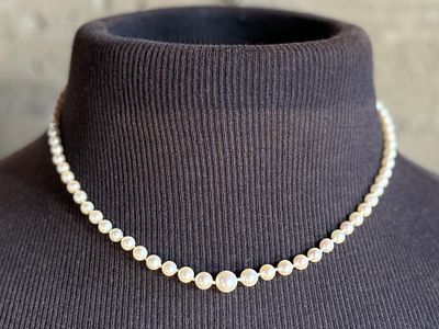 14K GOLD GRADUATED PEARL NECKLACE. This lot features a beautiful graduated genuine pearl 