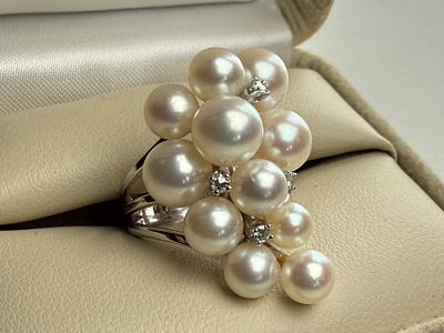 14K GOLD SAPPHIRE & PEARL RING. This lot features a 14k white gold ring with genuine pearls and 
