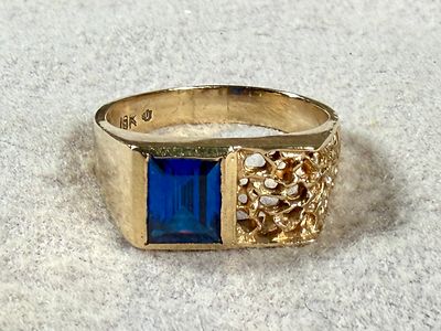 10K GOLD & BLUE SPINEL RING. This lot features a mid-century men's 10k gold ring with blue 