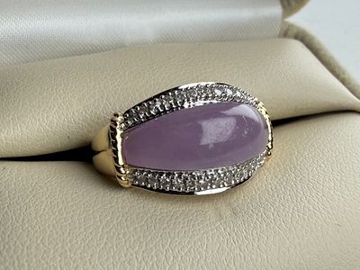 14K GOLD LAVENDER JADEITE & DIAMOND RING. This lot features a 14k gold ring with lavender 