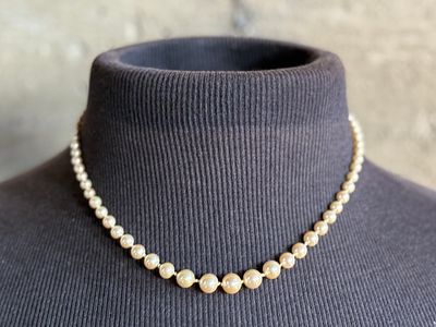10K GOLD GRADUATED PEARL NECKLACE. This lot features a beautiful graduated genuine pearl 
