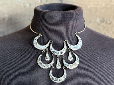 ALPACA SILVER CREAM INLAY ABALONE SCALLOPED NECKLACE. This lot features a vintage Alpaca silver 