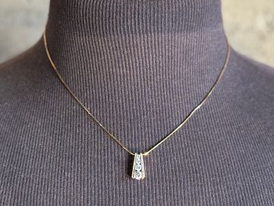 STERLING SILVER NECKLACE WITH CZ DIAMOND PENDANT. This lot features a beautiful sterling silver 