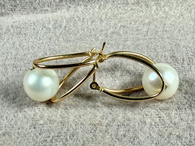 14K GOLD AKOYA PEARL EARRINGS. This lot features a pair of stunning 14k gold earrings with Akoya 