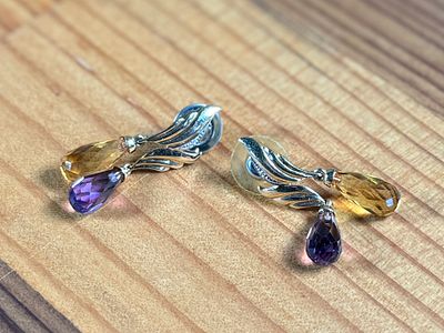 14K GOLD EARRINGS WITH AMETHYST & CITRINE. This lot features a pair of 14k gold earrings with 