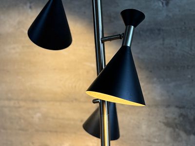 MID-CENTURY MODERN STYLE TREE LAMP. This lot features a mid-century modern style tree lamp in 