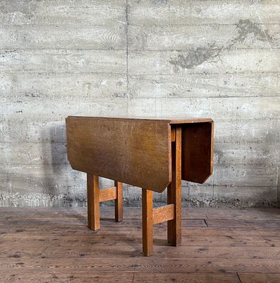 OAK DROP-LEAF TABLE. This lot features a stunning solid oak drop-leaf table, possibly 