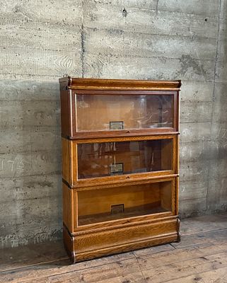 GLOBE WERNICKE, STACKING BARRISTER BOOKCASE #1. This lot features a stacking barrister bookcase 