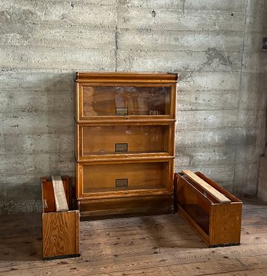 GLOBE WERNICKE, STACKING BARRISTER BOOKCASE #2. This lot features a stacking barrister bookcase 
