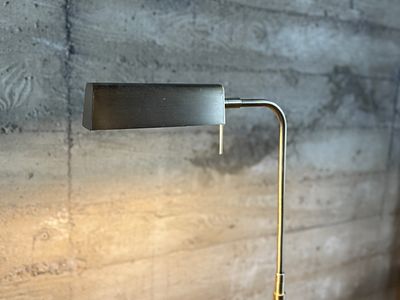 MID-CENTURY BRASS FLOOR-STANDING LAMP. This lot features a mid-century brass floor-standing lamp 