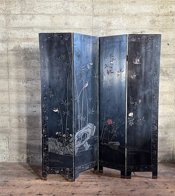 MID-CENTURY FOUR-PANEL CHINESE LACQUERED SCREEN. This lot features a mid-century four-panel 