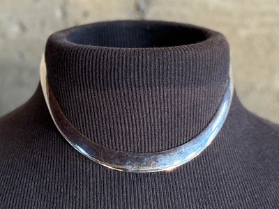 STERLING SILVER CHOKER. This lot features a vintage sterling silver choker with a total approx. 