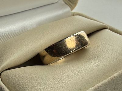 14K GOLD BAND. This lot features a 14k gold band in a size 8.5 with a total approx. weight of 