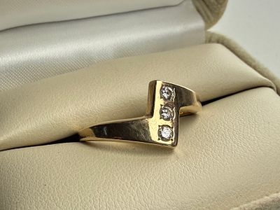 14K GOLD DIAMOND RING. This lot features a 14k gold ring with genuine diamonds in a size 9.25 