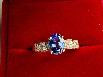 14K GOLD DIAMOND & TANZANITE RING. This lot features a 14k gold ring with genuine diamonds and 