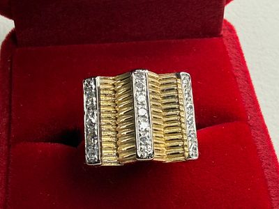 14K GOLD DIAMOND RING. This lot features a 14k gold ring with nineteen (19) round single cut 