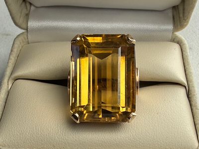 14K GOLD CAST CITRINE QUARTZ RING. This lot features a 14k yellow gold cast citrine quartz ring 
