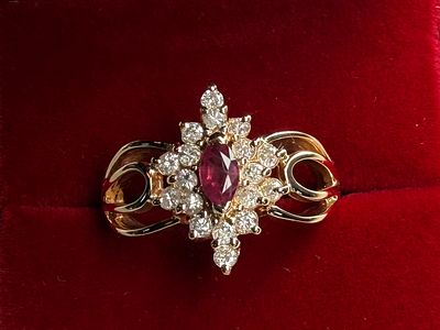 14K GOLD DIAMOND & RUBY RING. This lot features a 14k yellow gold ring with sixteen (16) round 