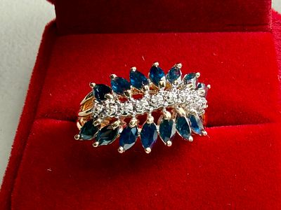 14K GOLD TWO-TONE DIAMOND & SAPPHIRE RING. This lot features a stunning 14k gold two-tone 