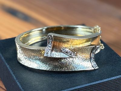 18K GOLD ART-DECO DIAMOND BANGLE BRACELET. This lot features an incredible hand made 18k gold 