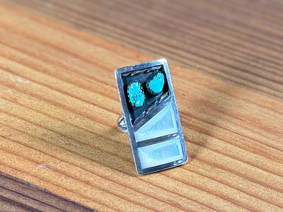 FLORENTINE PANTEAH, ZUNI RING. This lot features a beautiful Zuni ring, handcrafted by artist 