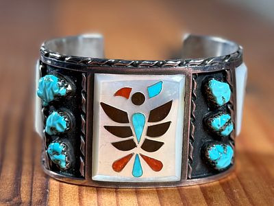 FLORENTINE PANTEAH, ZUNI CUFF. This lot features a beautiful handcrafted Zuni cuff by artist 