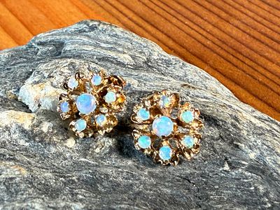 14K GOLD & OPAL EARRINGS. This lot features a pair of stunning 14k gold earrings, each 
