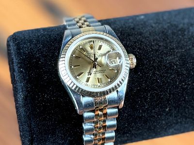 18K GOLD LADIES DATEJUST ROLEX WATCH. This lot features a 18k yellow gold and stainless datejust 